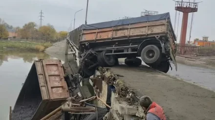Петропавлда жүк көлігі көпірден құлап кетті