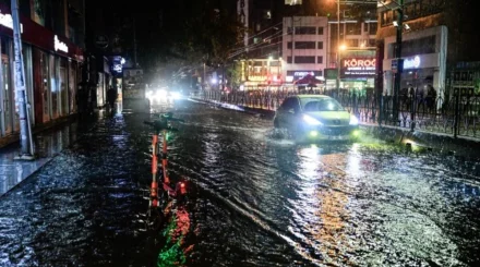 Стамбул ушел под воду: мощный ливень унес жизни людей и закрыл школы