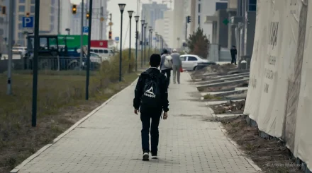 «Ішінен, бүйрегінен ұрып, аузына шикі балық тыққан»: Алматыда 11 жастағы баланы жасөспірімдер қорлаған