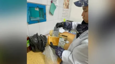 Нанның ішіне телефон жасырған: Павлодарда түрмеге тыйым салынған зат өткізбек болды