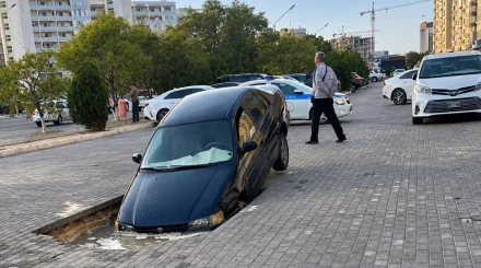 Ақтауда жол опырылып, көлік су толған шұңқырға түсіп кетті