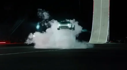 Илон Маск показал летающую Tesla, которая переворачивается в воздухе (ВИДЕО)