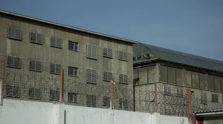 В колонии Атбасара погиб заключённый за несколько дней до освобождения: родные не верят в версию суицида
