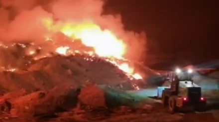 Близ Алматы тушат крупный пожар на незаконной свалке
