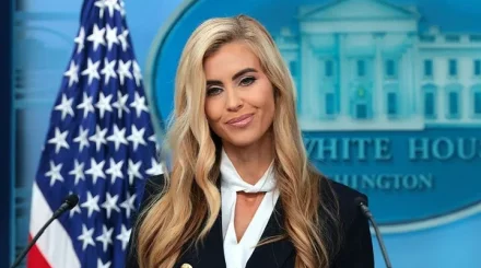 Трамп Ақ үйдің баспасөз хатшысын тағайындалғаннан кейін бес күн өткен соң жұмыстан шығарды