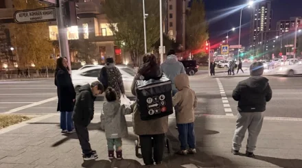 Маму-курьера с пятью детьми заметили в Астане