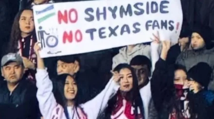 Полиция нашла болельщиц с плакатом с флагом Узбекистана: ими оказались школьницы