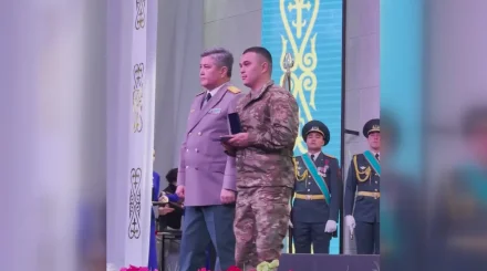 5 қабаттан құлайын деп тұрған баланы құтқарды