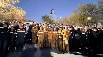 «Три года одна зарплата»: 200 металлургов вышли на протест в Актобе