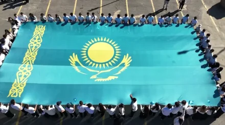 Алматыда 500-ге жуық жас көк туды желбіретіп, Әнұранды бірге шырқады