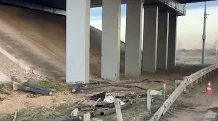 Грузовик рухнул с моста на проезжую часть в Астане