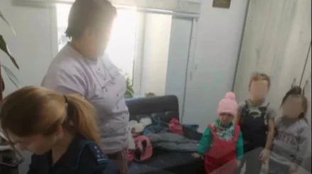 Тарақан толы үйде азық-түлік те, су да болмаған: Риддерде  аш-жалаңаш отырған 4 бала отбасынан алынды