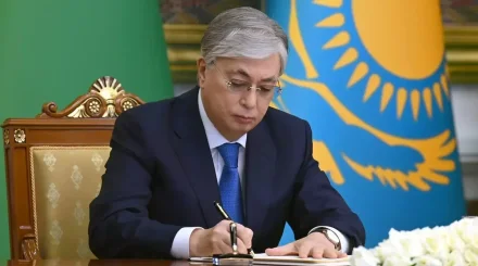 Токаев наградил казахстанцев государственными наградами ко Дню Республики