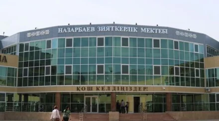 Звал на свидание: учителя НИШ уволили после переписки со школьницей