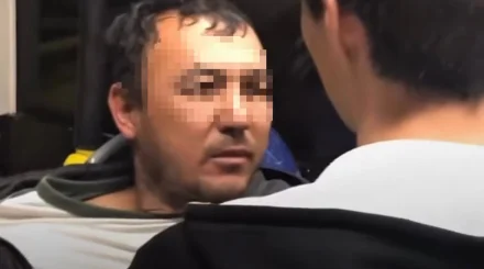 Алматыда автобуста қыздың киіміне тиісіп, жанжал шығарған ер адамға емес, қызға айыппұл салынды
