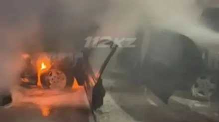 Алматыда көшенің ортасында жеңіл автокөлік өртенді (ВИДЕО)