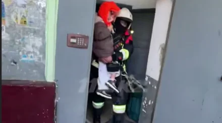 Пятерых детей спасли из горящей многоэтажки в Караганде (ВИДЕО)