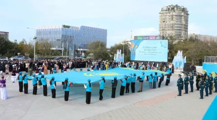 Астанадан Ақтауға дейін: Қазақстан Республика күнін Туды көтеру рәсімімен атап өтті