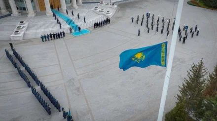 Под звуки гимна: в Астане торжественно подняли флаг Казахстана