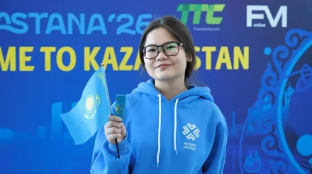 Туристам в аэропорту Астаны вручили шоколад и флаги Казахстана ко Дню Республики