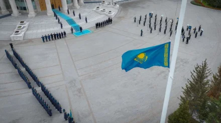 Глава государства принял участие в церемонии поднятия флага