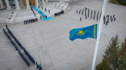 Президент Мемлекеттік ту көтеру рәсіміне қатысты