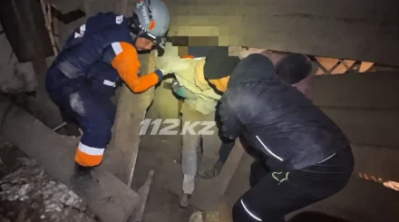Потолочное перекрытие рухнуло на мужчину во время ремонта дома в Семее