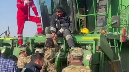 Ногу подростка зажевало в жатке комбайна в Туркестанской области
