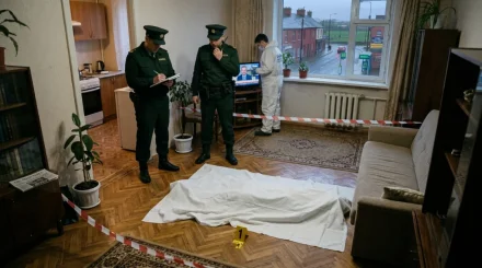 Женщину нашли мёртвой с ножевыми ранениями в собственном доме, подозреваемого задержали