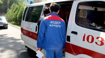   Өскеменде жедел жәрдем көлігі жол апатына ұшырап, бір адам зардап шекті   