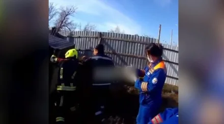 Уличный туалет провалился в грунт: женщине понадобилась помощь спасателей