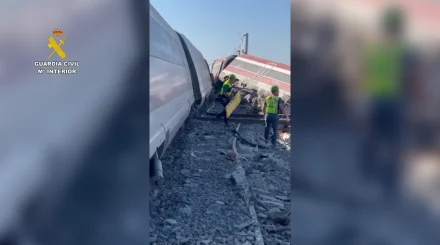 В Испании скоростной поезд врезался в стоящий состав: погибли не менее 68 человек