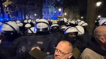 Госпереворот? Толпа протестующих окружила Конституционный суд Польши