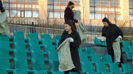 «Таза Қазақстан»: Жезқазғанда футбол жанкүйерлері матчтан кейін қоқысты жинап кетті