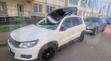 Мужчина упал с 14 этажа на автомобиль и выжил