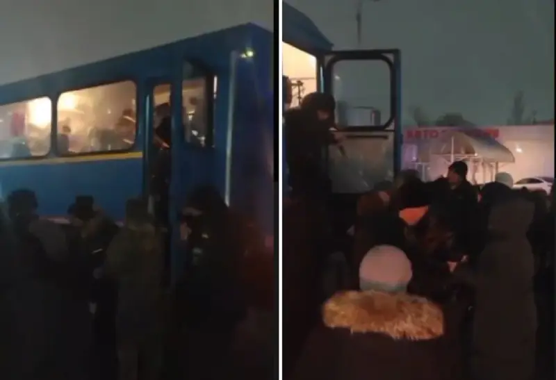 Жүк көлігімен соқтығысқан: Қарағанды облысында автобус жолаушылары эвакуацияланды