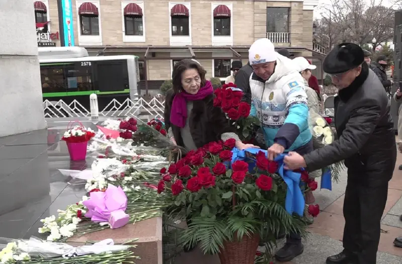 Желтоқсаншылар Тәуелсіздік таңы монументіне гүл шоғын қойды