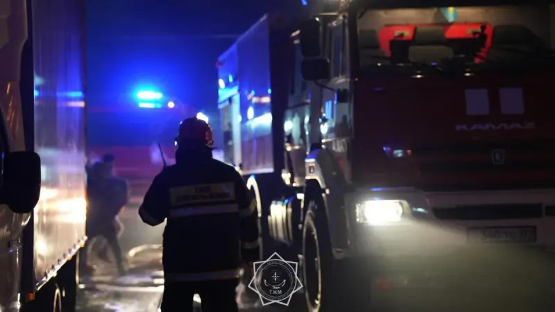 Алматыда қоймадағы өрт сөндіріліп жатыр