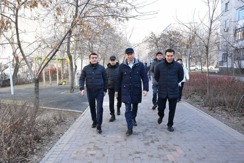 Алматы әкімі Есен Дүйсенов көшесінің бір бөлігін көріктендіру жобасымен танысты