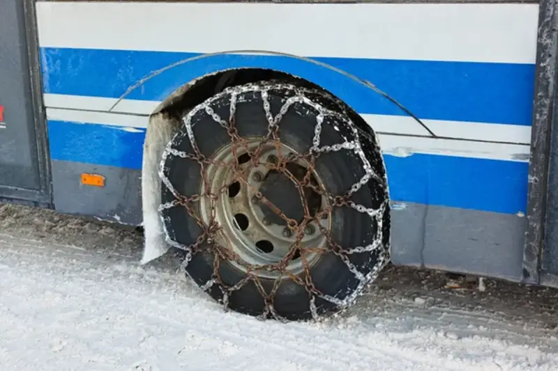 Ақтөбе облысында автобус бұзылып, 50-ге жуық жолаушы аязда қалған