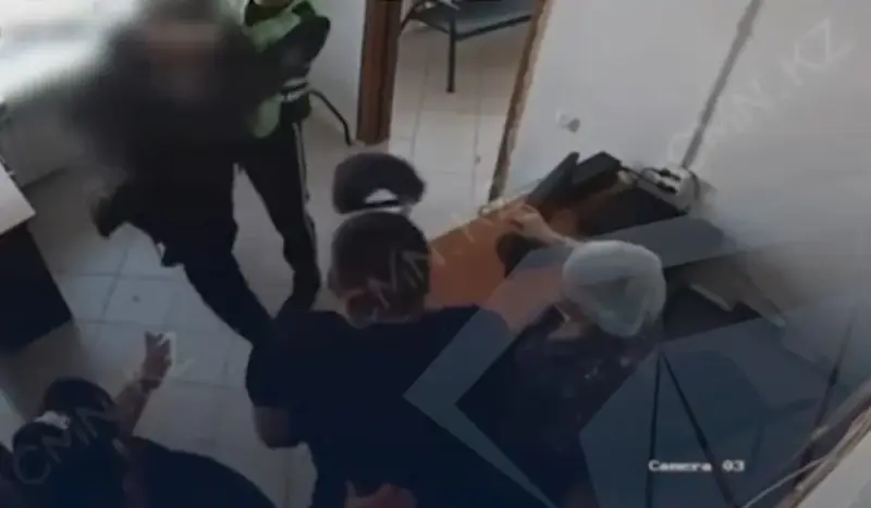 Ақтауда адвокат полицейдің бетінен теуіп жіберді (ВИДЕО)