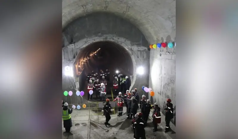 Алматы әкімдігі метроның 1593 метр тоннелін қазғаны үшін жерастына шар іліп, мереке өткізген (ФОТО)