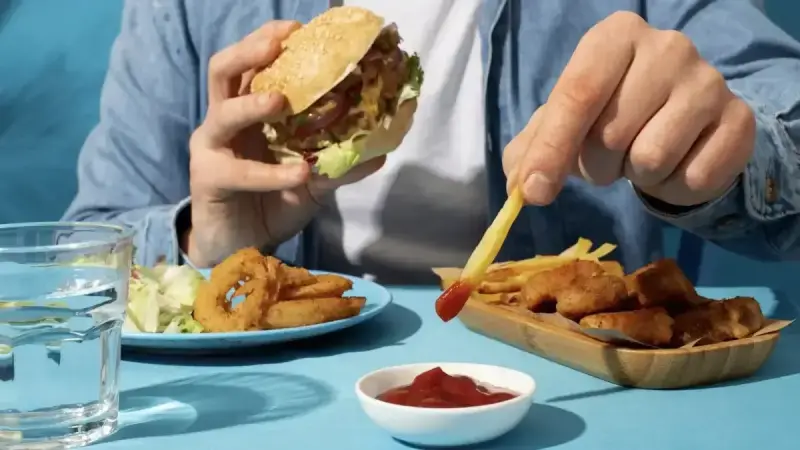 Burger King желісіндегі еңбек дауы: әзірге Сергей мен Анастасия жұмыстан қуылды