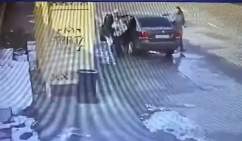 Таразда 13 жастағы қыз баланы екі ер адам көлігіне отырғызып, ұрлап әкетпек болды (ВИДЕО)