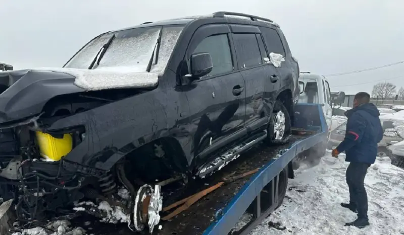 Павлодарда көлік жуу орталығының қызметкері клиентінің қымбат көлігін айдап кетіп, апатқа ұшырады