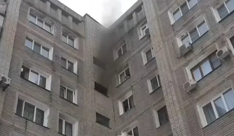 ШҚО-да көпқабатты үйден өрт шығып, 7 адам тірідей жанып кете жаздады (ВИДЕО)