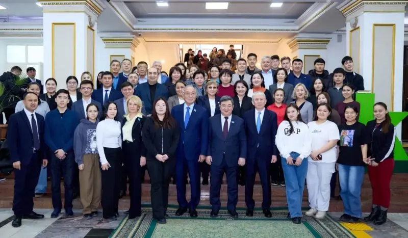 Алматыда депутаттар студенттерге Конституция жобасының мазмұнын түсіндірді