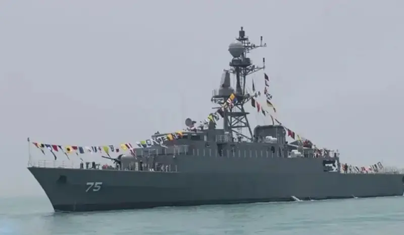 Бортта 180-ге жуық адам болған: АҚШ Иранның әскери кемесін жойғанын мәлімдеді