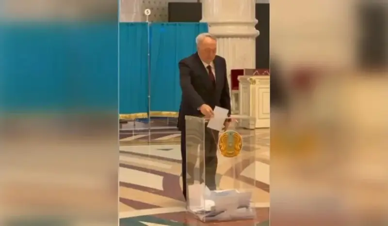 Нұрсұлтан Назарбаев Астанадағы референдум учаскесінде дауыс берді