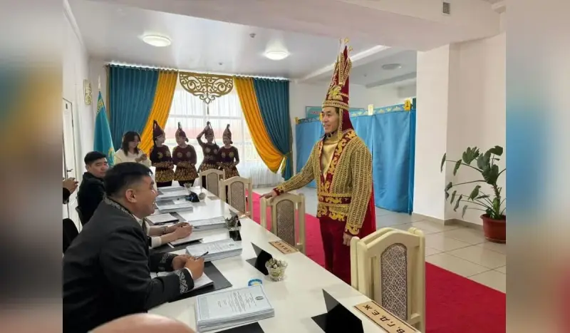 Еңбекшіқазақ ауданында референдумға «Алтын адам»  келіп, дауыс берген